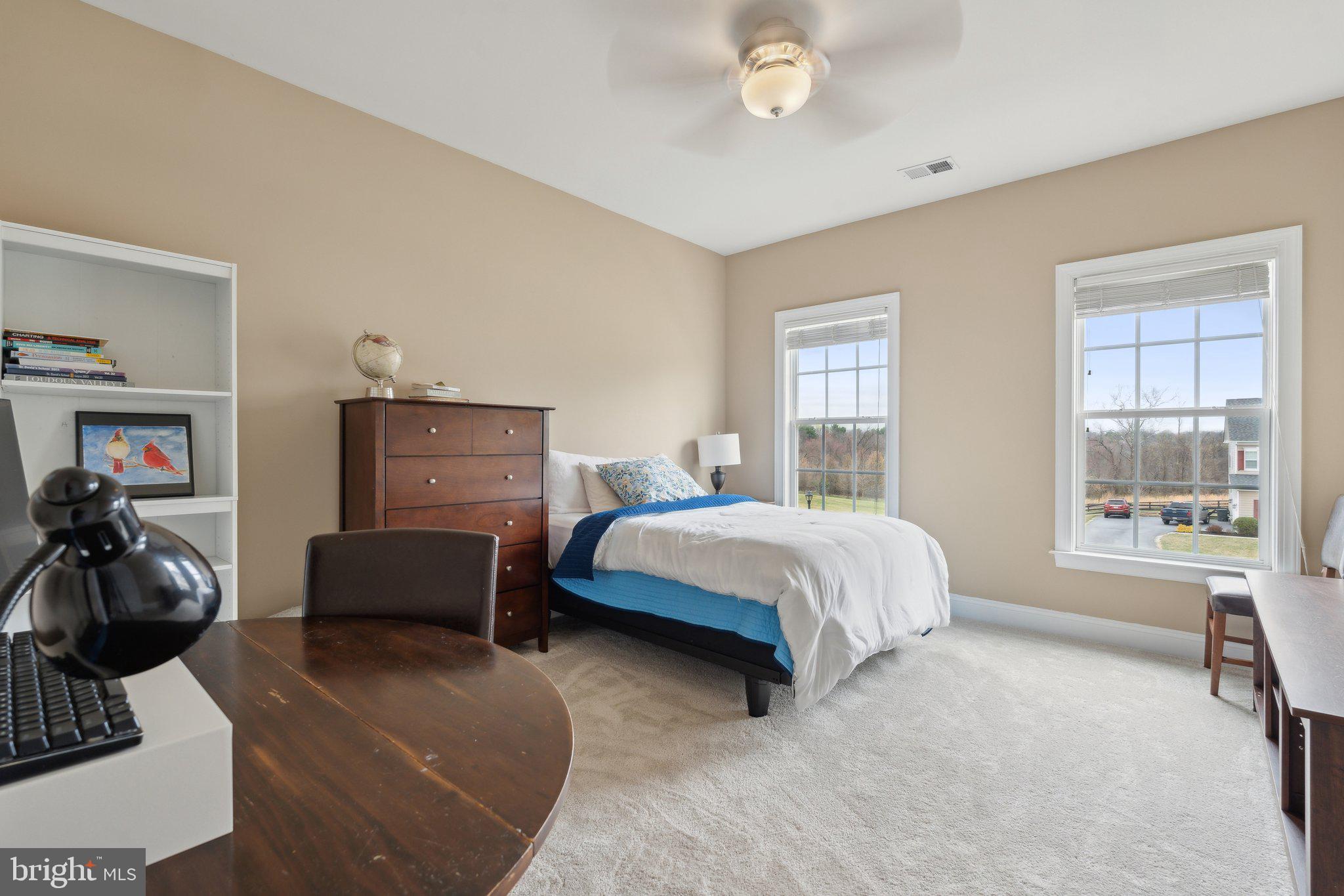 912 QUEENSCLIFF COURT