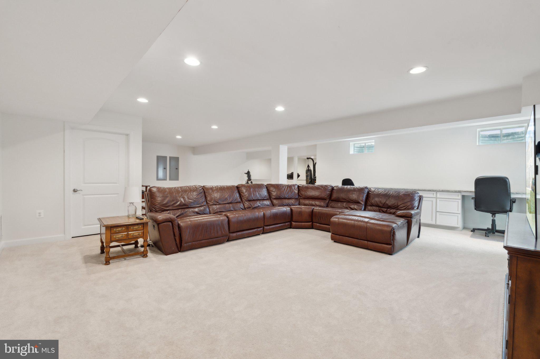 912 QUEENSCLIFF COURT