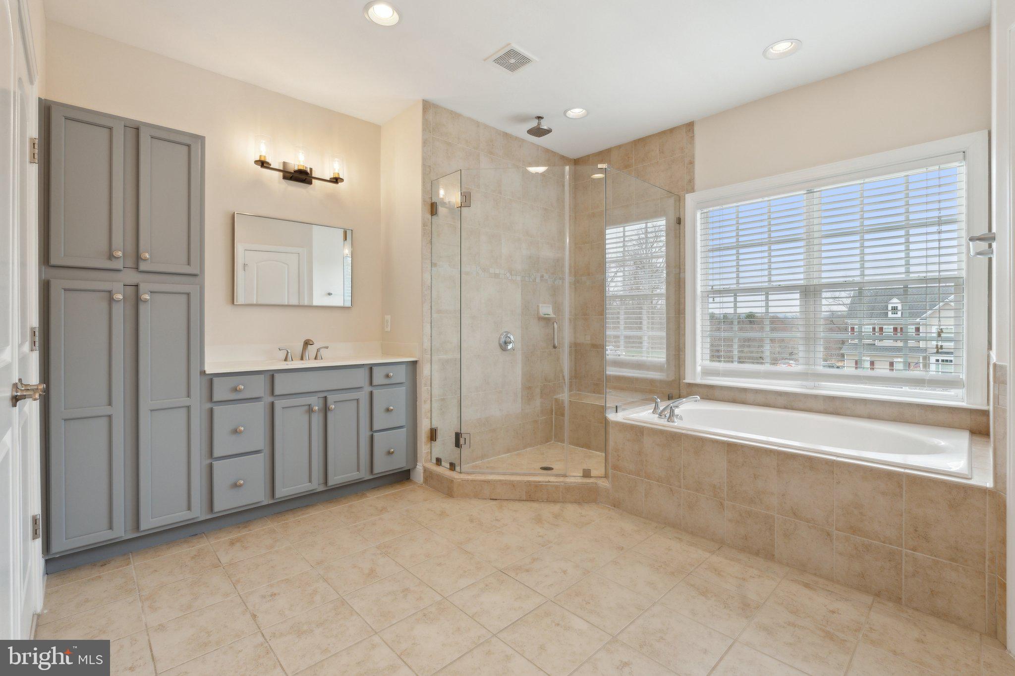 912 QUEENSCLIFF COURT