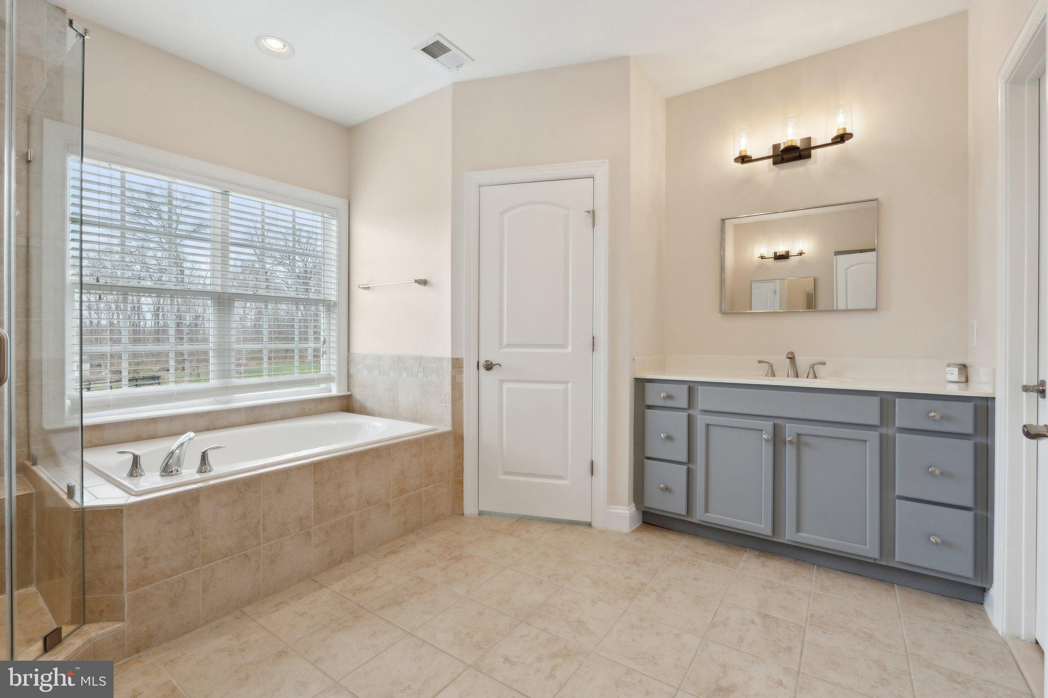 912 QUEENSCLIFF COURT