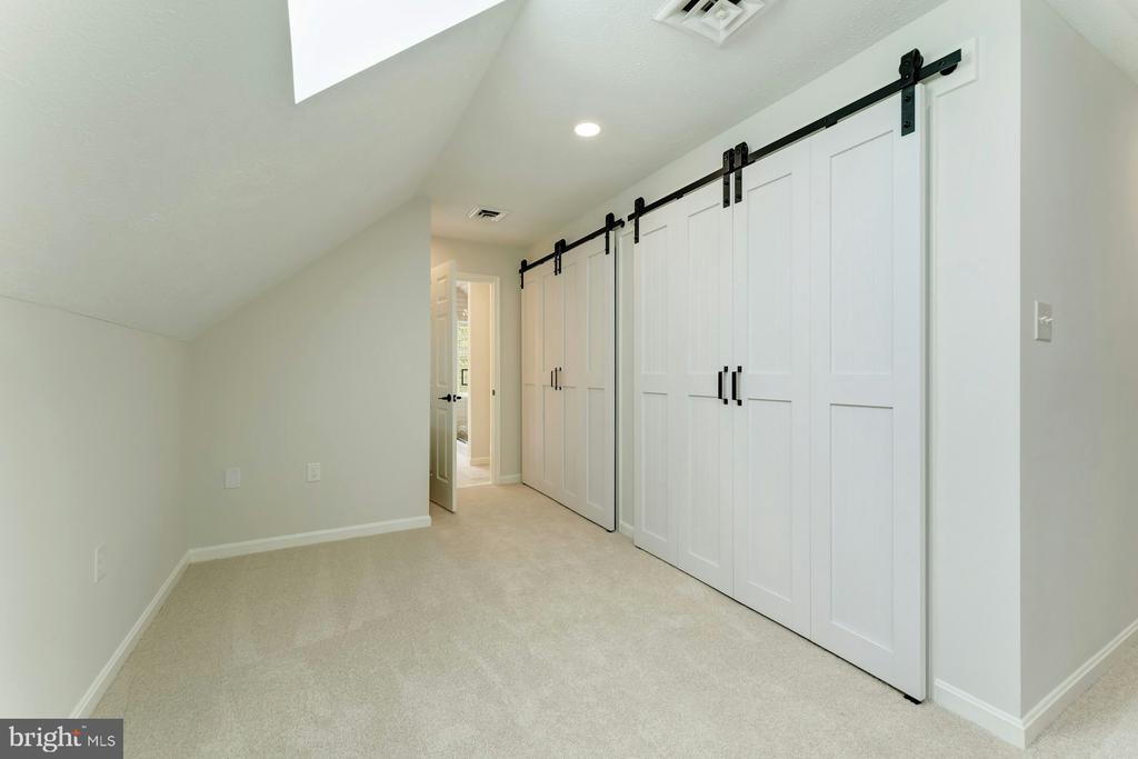 17045 HAMILTON STATION ROAD