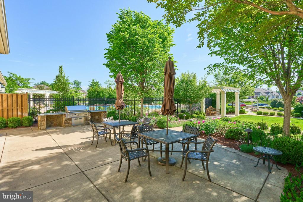 21004 ROCKY KNOLL SQUARE 303