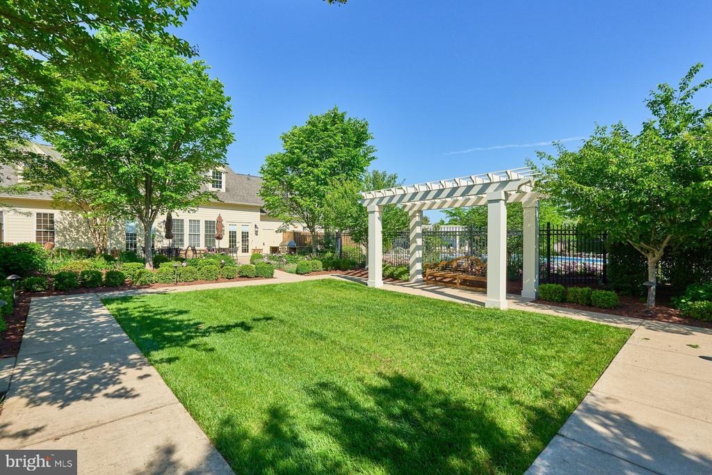 21004 ROCKY KNOLL SQUARE 303