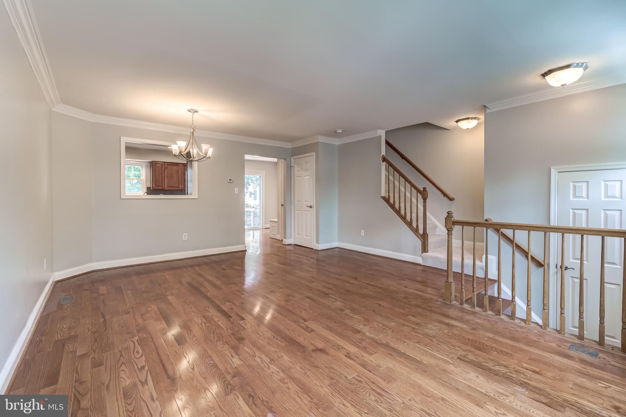 512 COVINGTON TERRACE NE