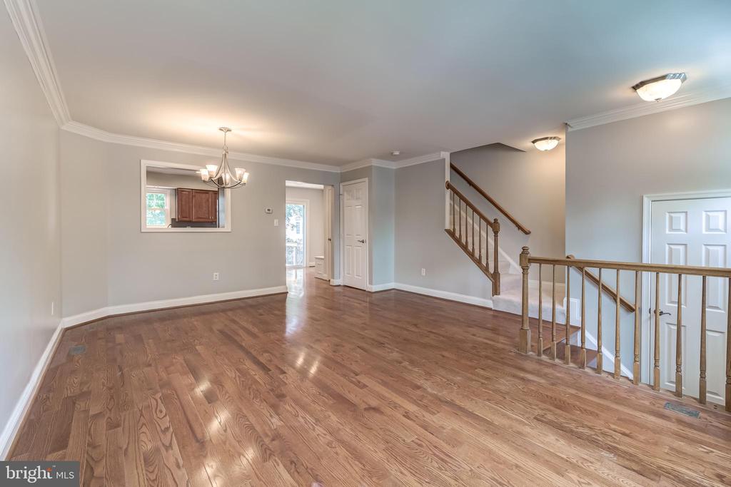 512 COVINGTON TERRACE NE