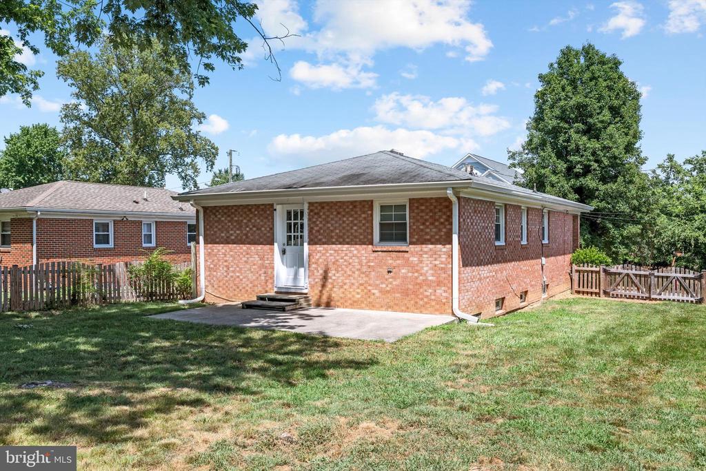 211 CATOCTIN CIRCLE NE