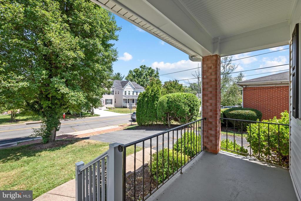 211 CATOCTIN CIRCLE NE