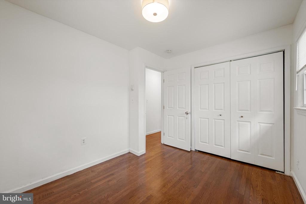211 CATOCTIN CIRCLE NE