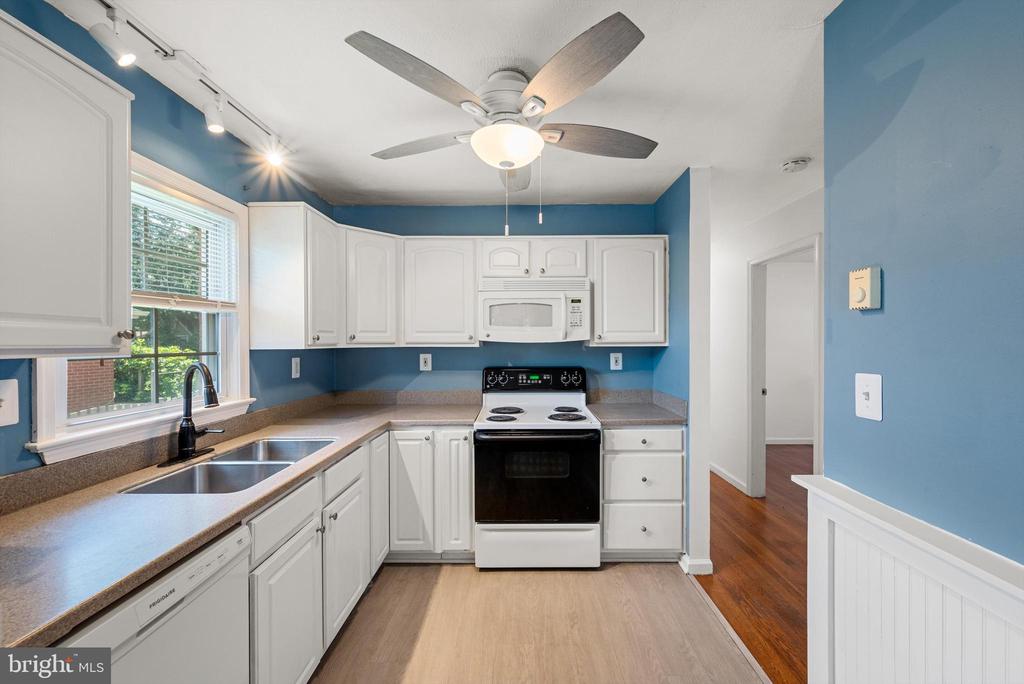 211 CATOCTIN CIRCLE NE