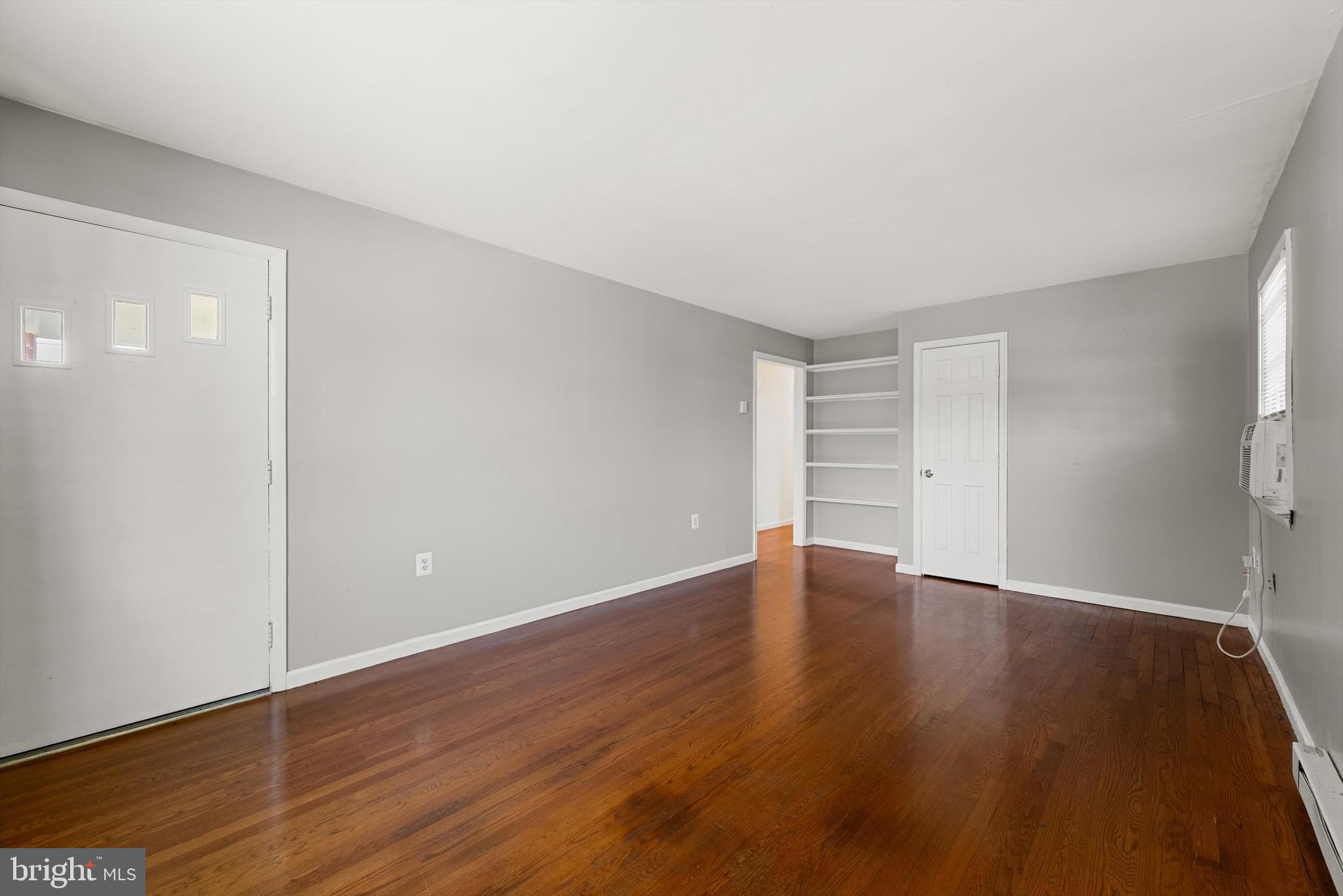 211 CATOCTIN CIRCLE NE
