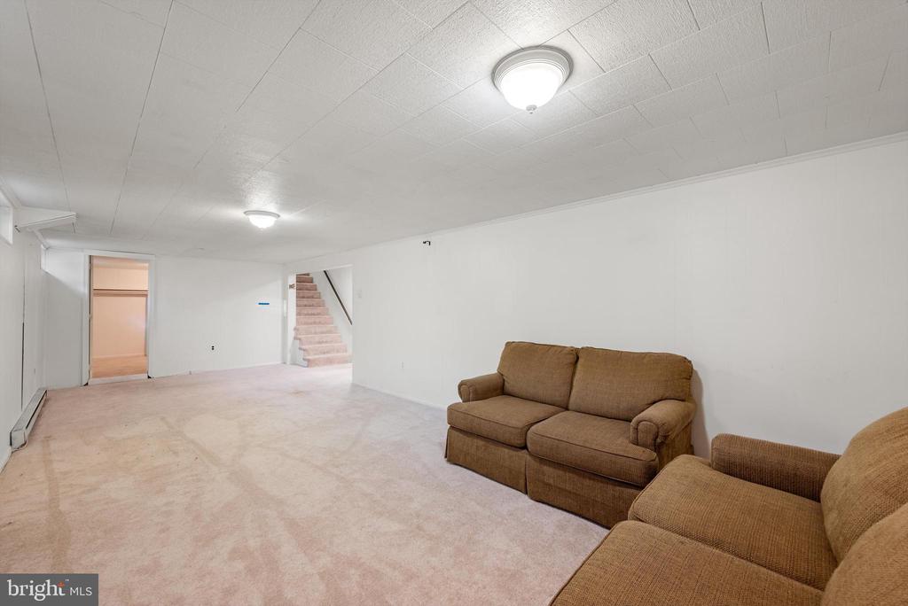 211 CATOCTIN CIRCLE NE