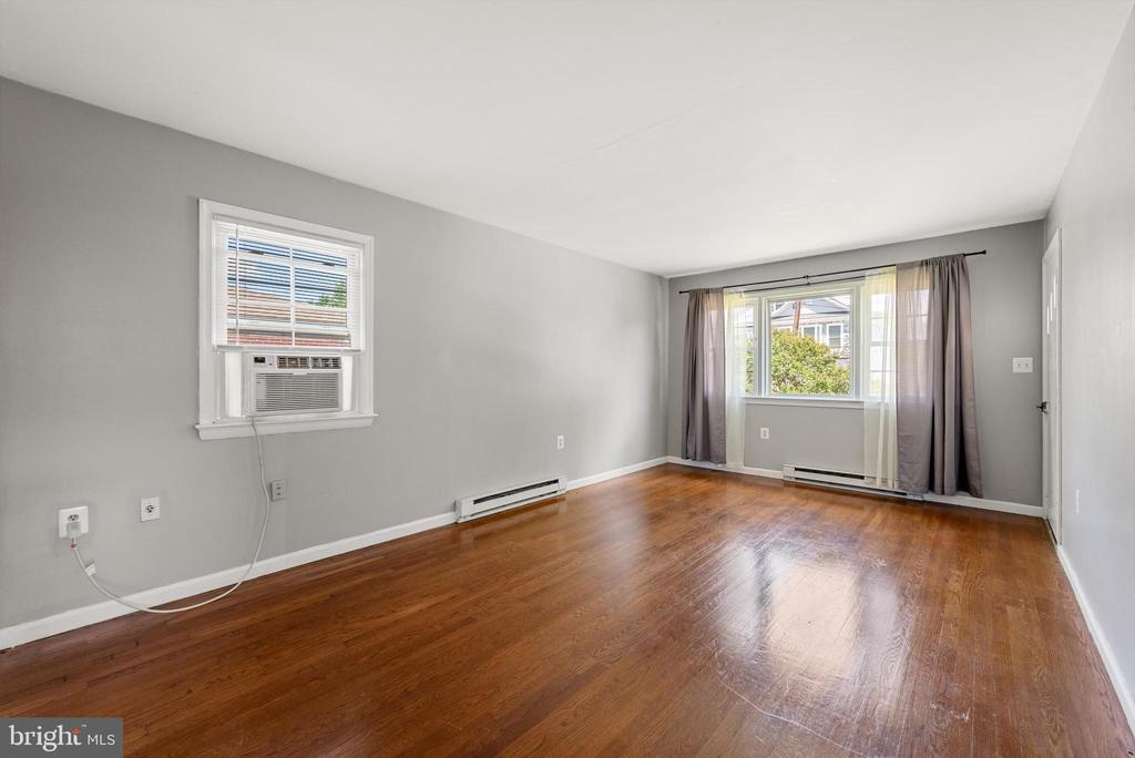 211 CATOCTIN CIRCLE NE