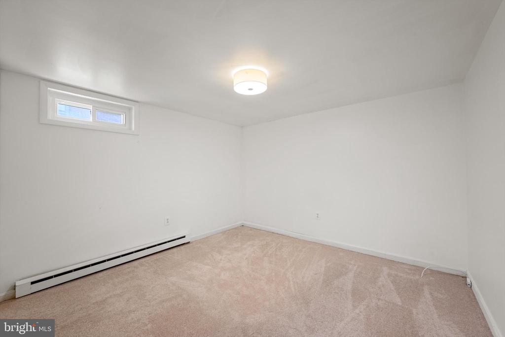 211 CATOCTIN CIRCLE NE