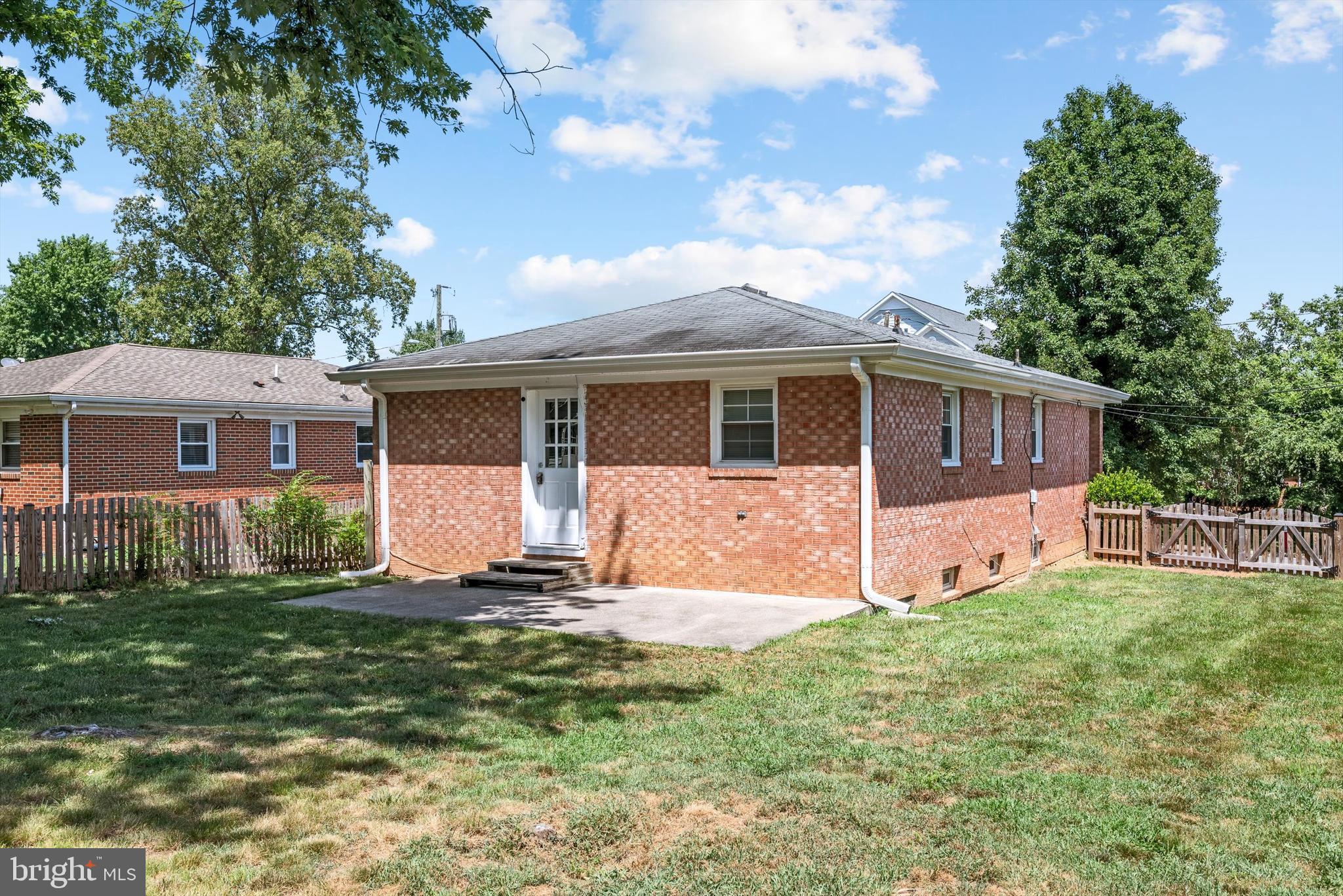 211 CATOCTIN CIRCLE NE
