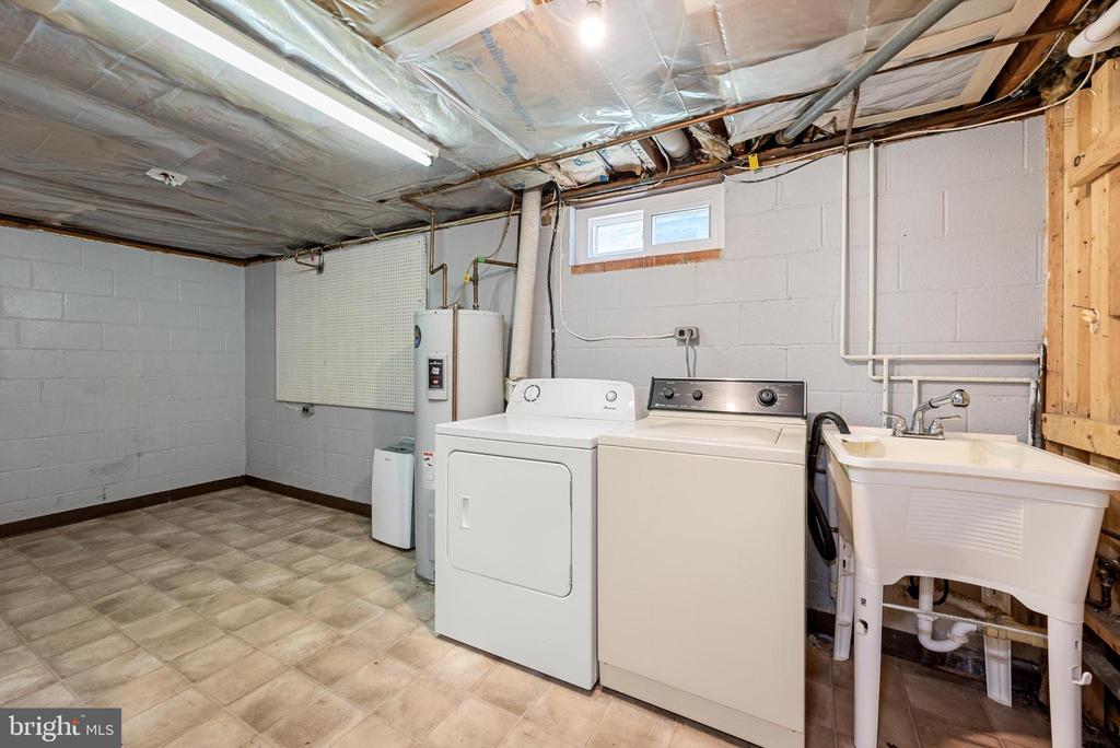 211 CATOCTIN CIRCLE NE