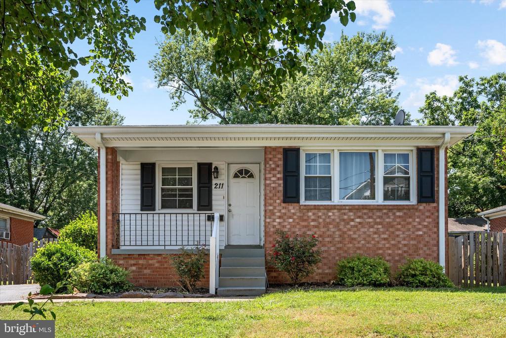 211 CATOCTIN CIRCLE NE