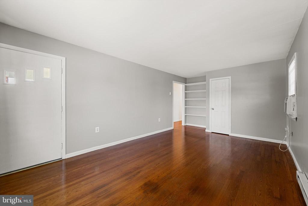 211 CATOCTIN CIRCLE NE