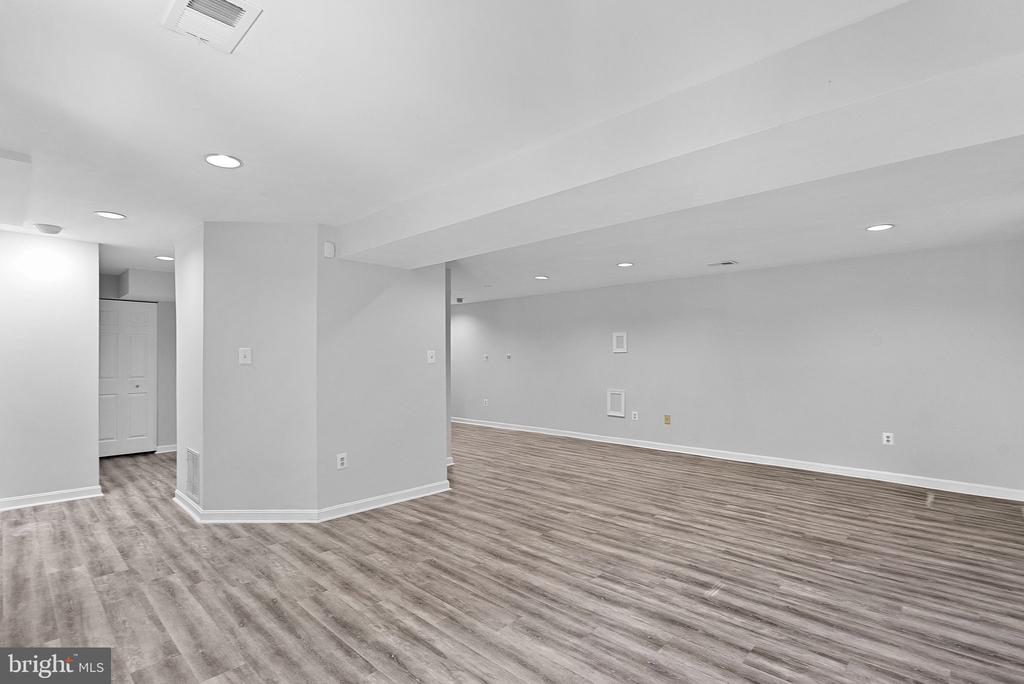 20017 GREAT FALLS FOREST DRIVE