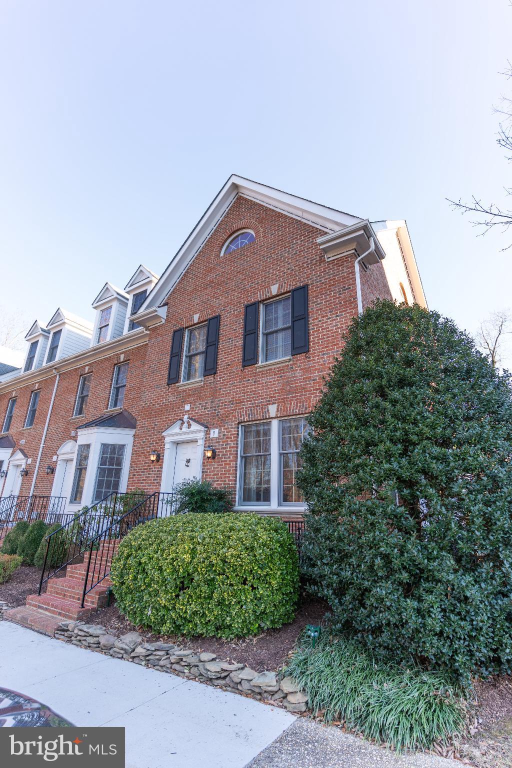 9 HUNT COURT