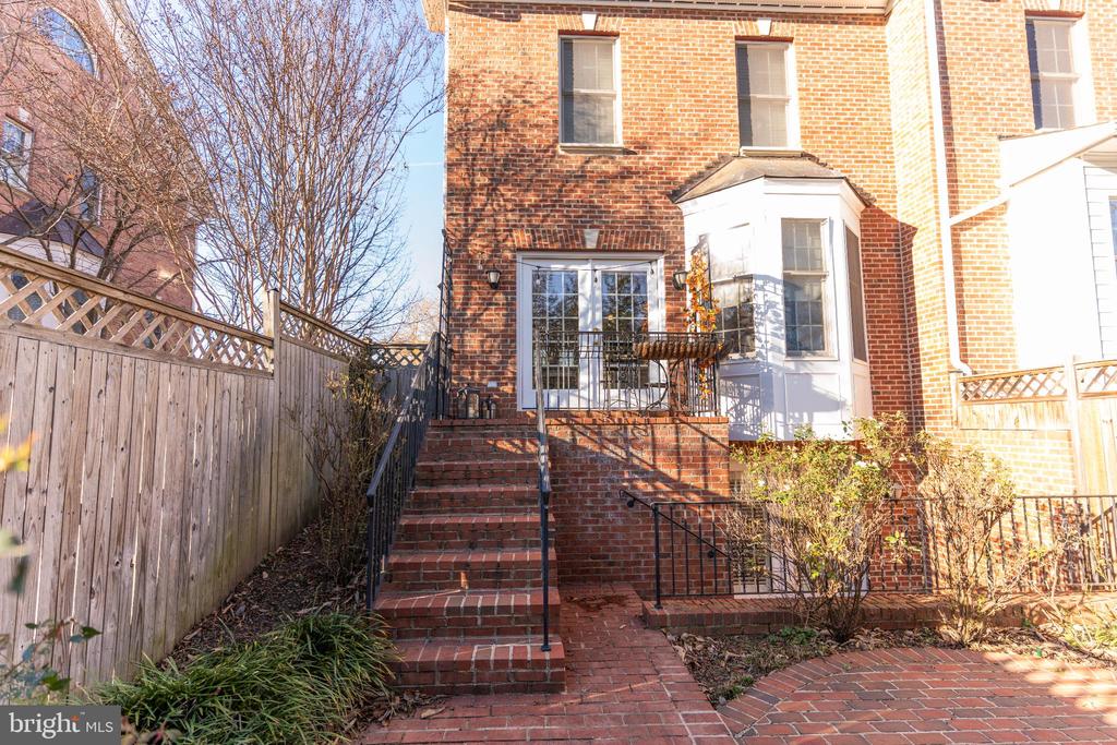9 HUNT COURT