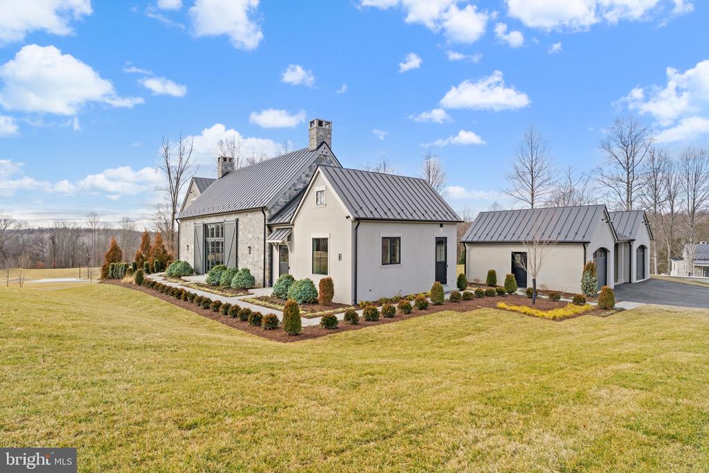 1 FOXTROT KNOLL LANE