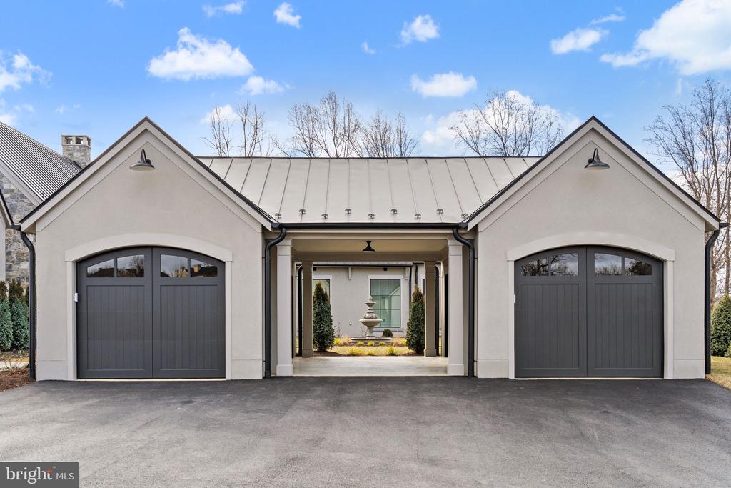 1 FOXTROT KNOLL LANE