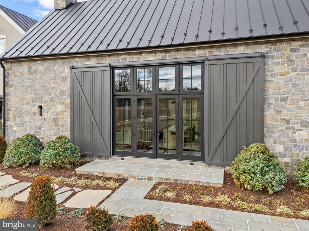 1 FOXTROT KNOLL LANE