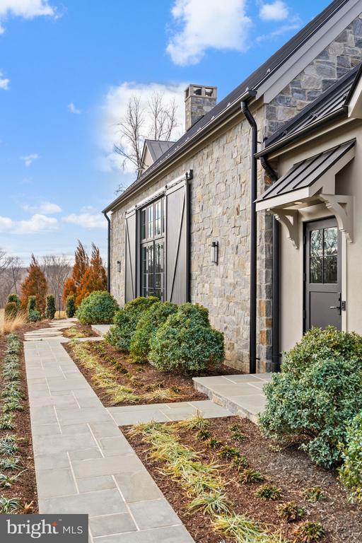 1 FOXTROT KNOLL LANE