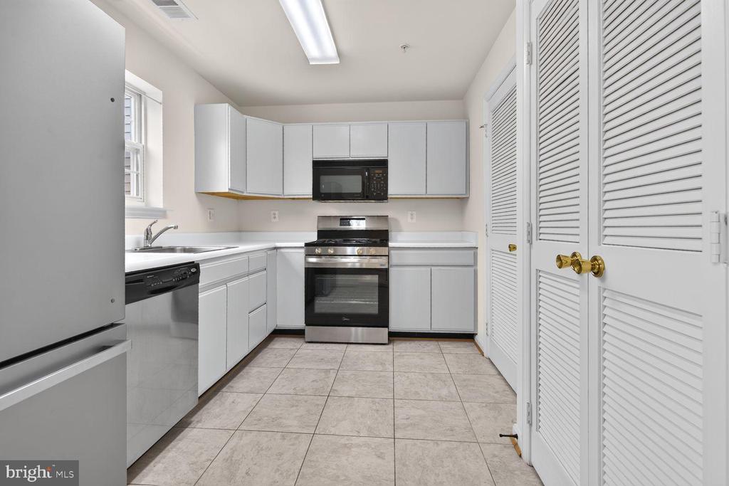 655 CONSTELLATION SQUARE SE B