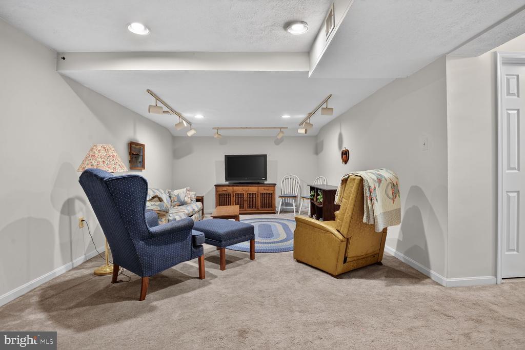 1206 FEATHERSTONE LANE NE