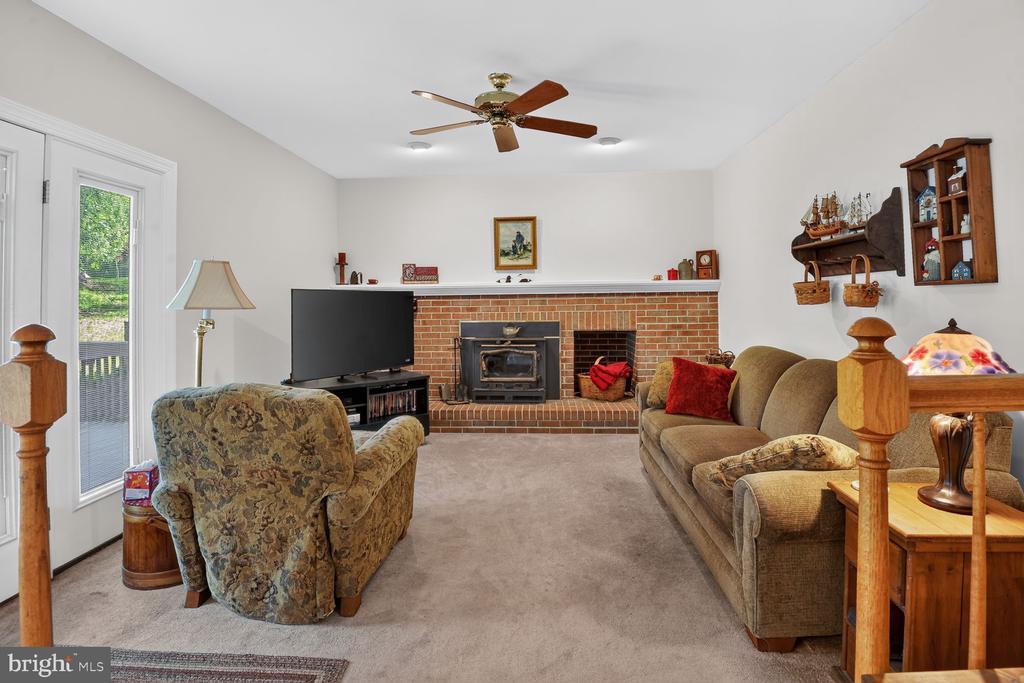 1206 FEATHERSTONE LANE NE