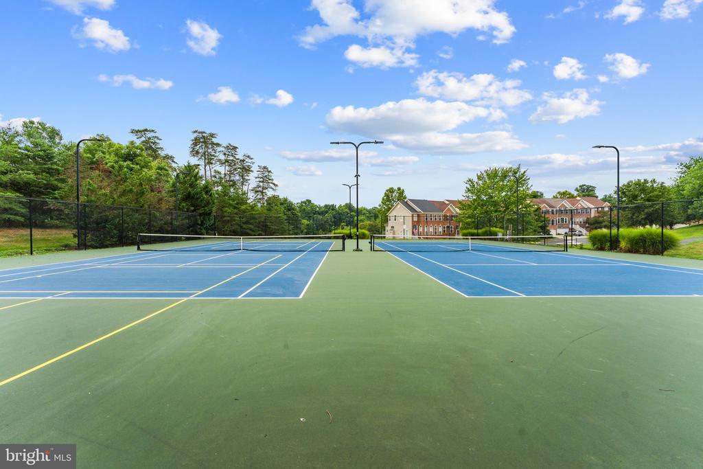 18240 OAK LAKE COURT