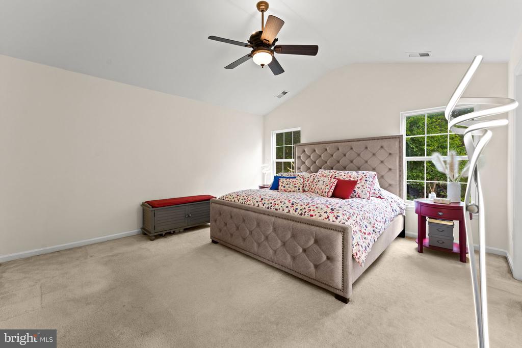 18240 OAK LAKE COURT