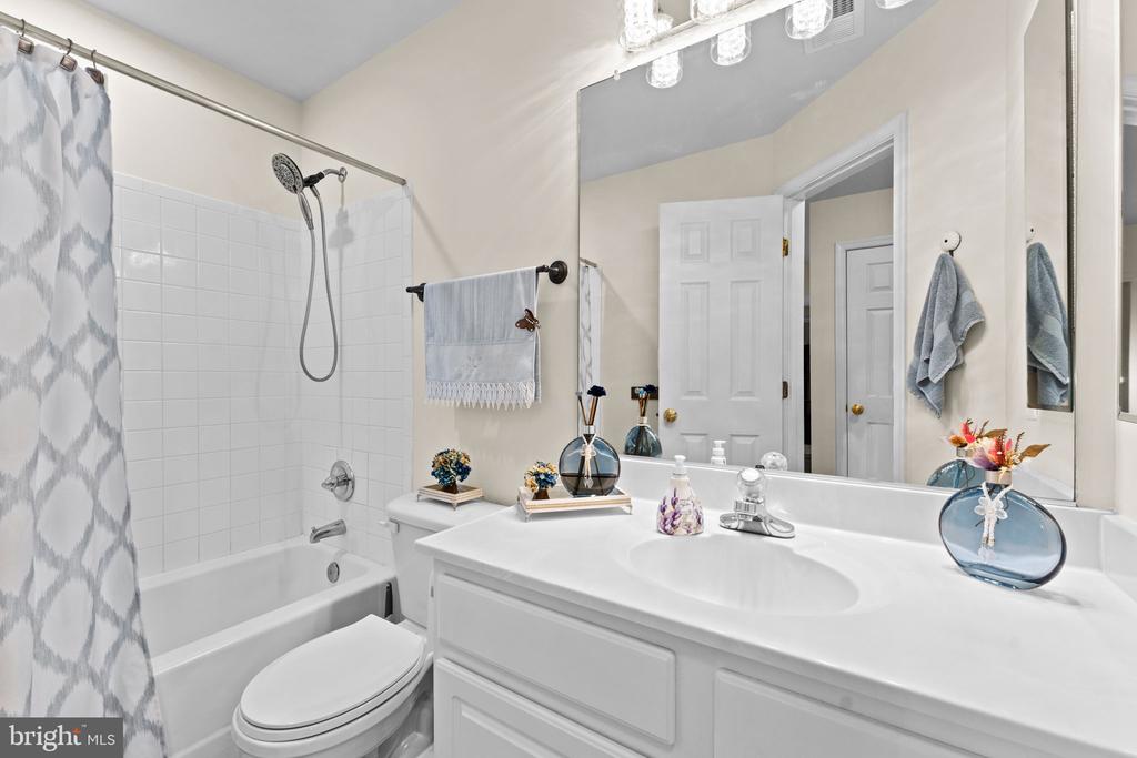 18240 OAK LAKE COURT