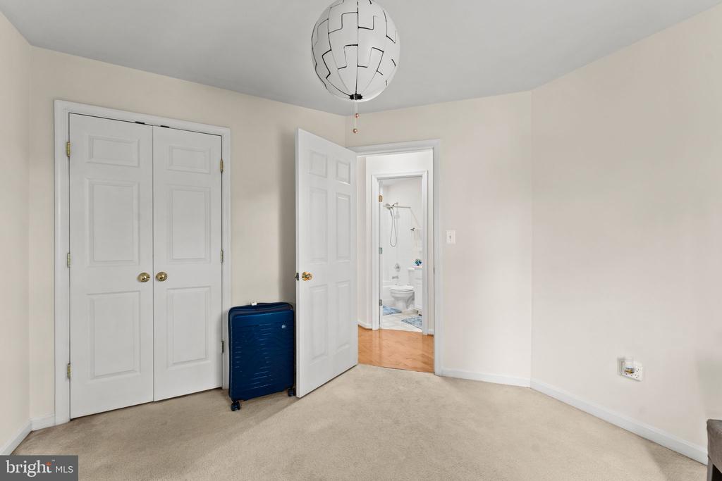 18240 OAK LAKE COURT