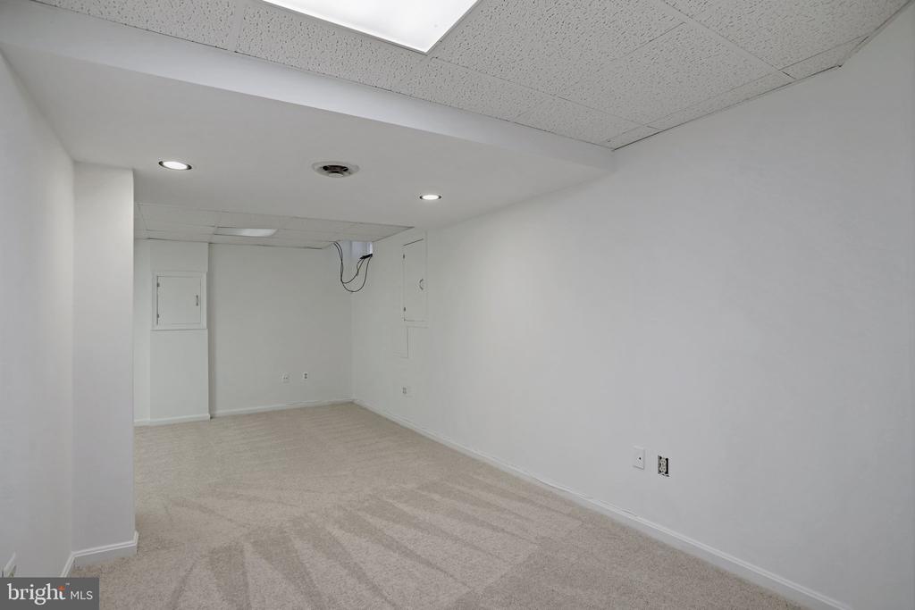 2002 JONATHAN DRIVE
