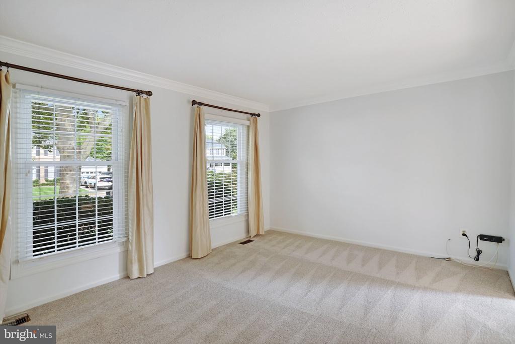 2002 JONATHAN DRIVE
