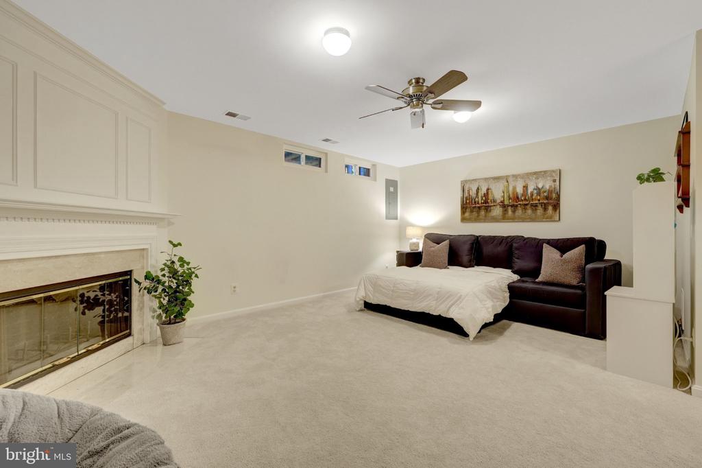 43309 PARLOR SQUARE