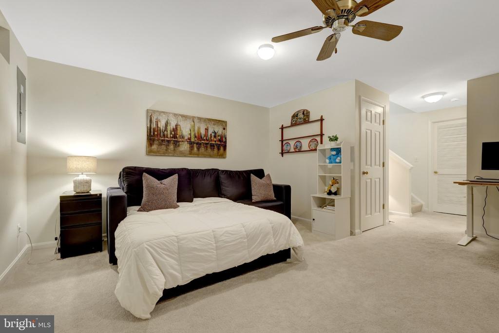 43309 PARLOR SQUARE