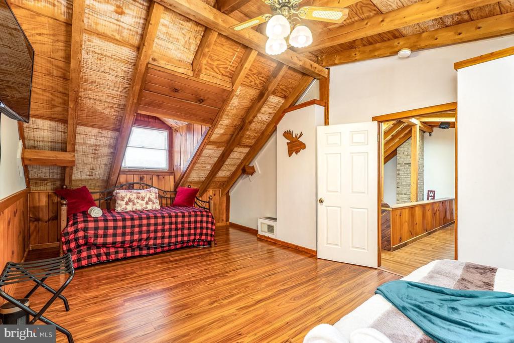 1660 CANOE RIVER DRIVE