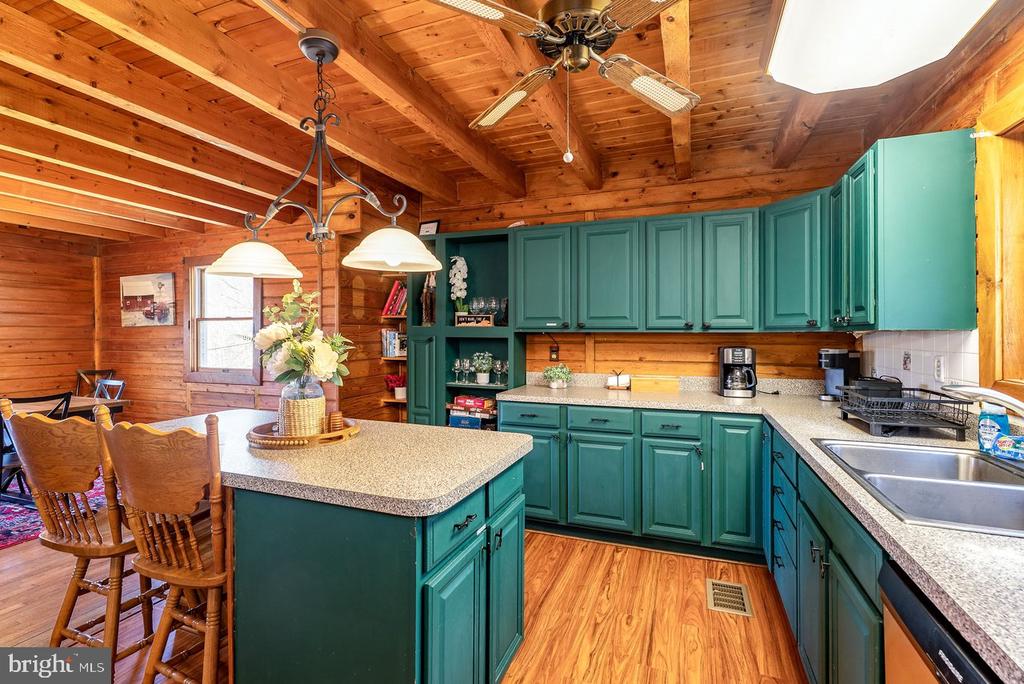 1660 CANOE RIVER DRIVE