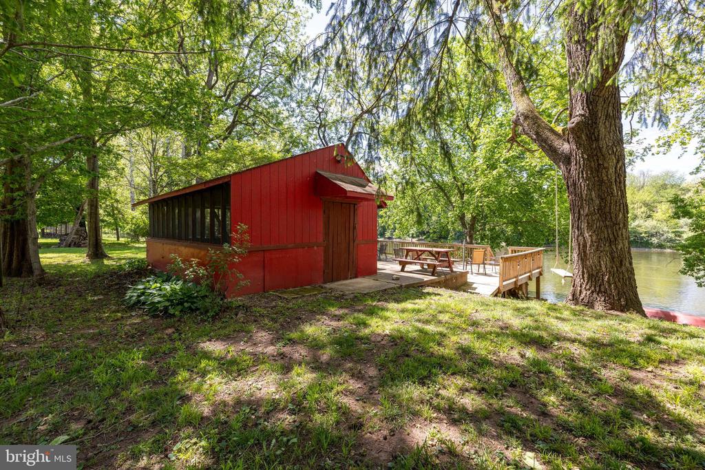 1660 CANOE RIVER DRIVE