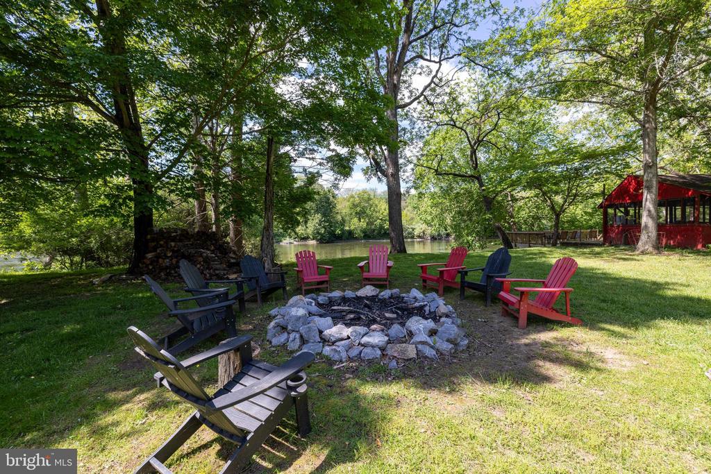 1660 CANOE RIVER DRIVE