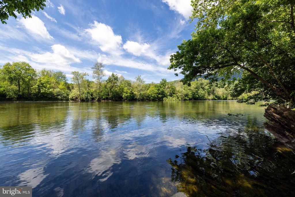 1660 CANOE RIVER DRIVE