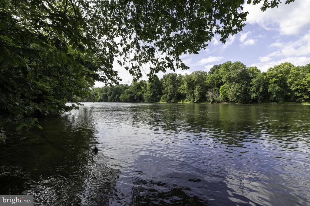 1660 CANOE RIVER DRIVE