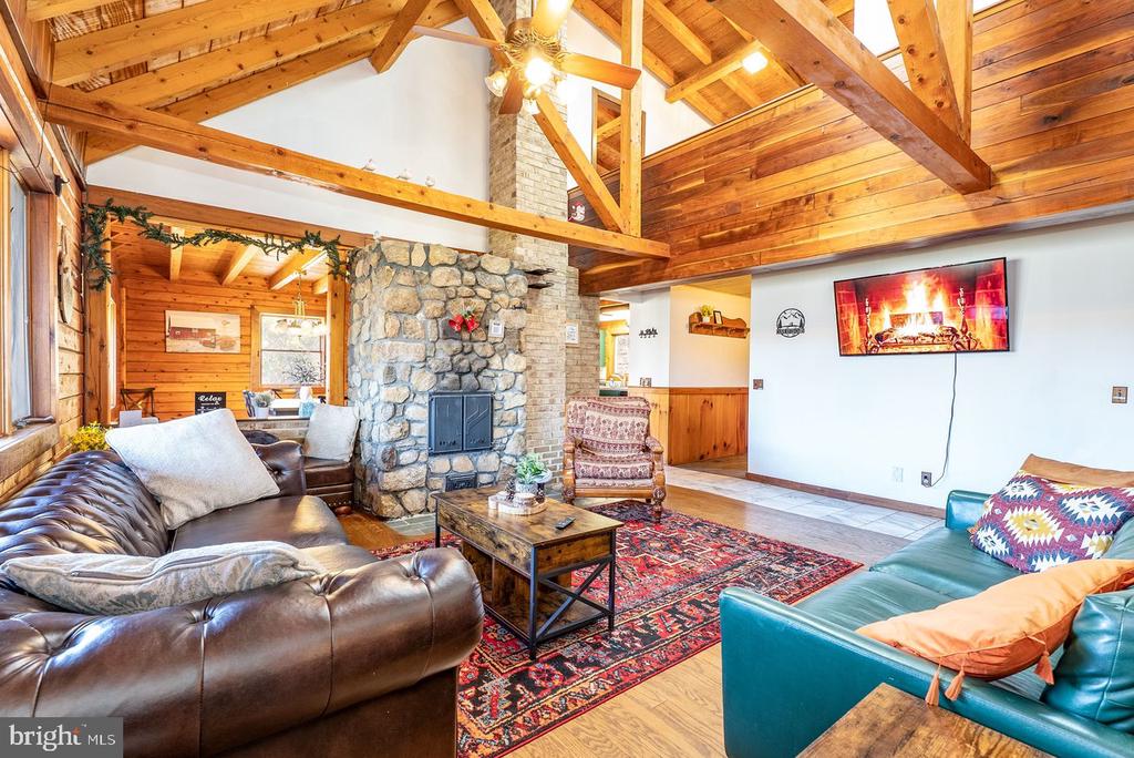 1660 CANOE RIVER DRIVE