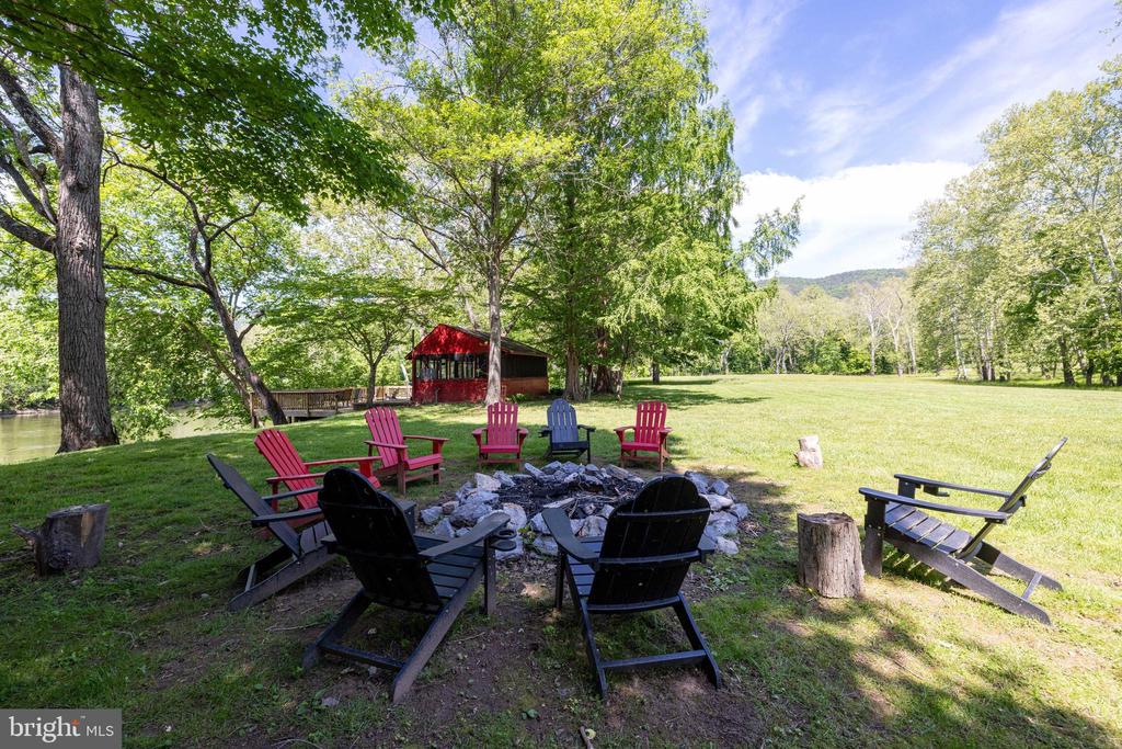 1660 CANOE RIVER DRIVE