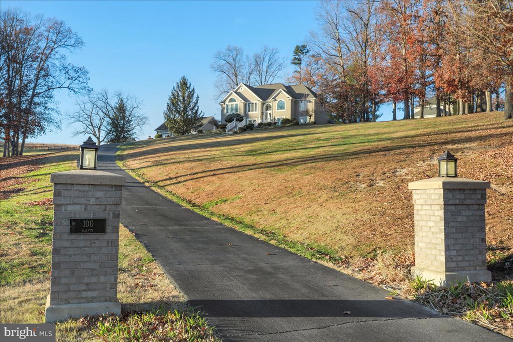 100 COTTAGE DRIVE