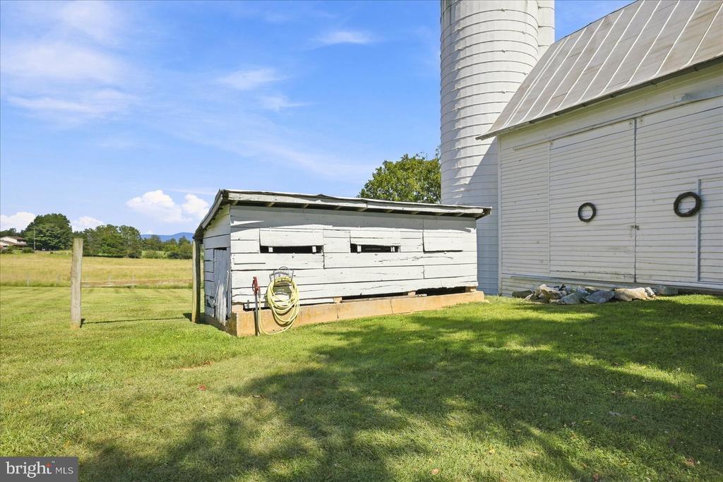 625 RIVERBEND ROAD