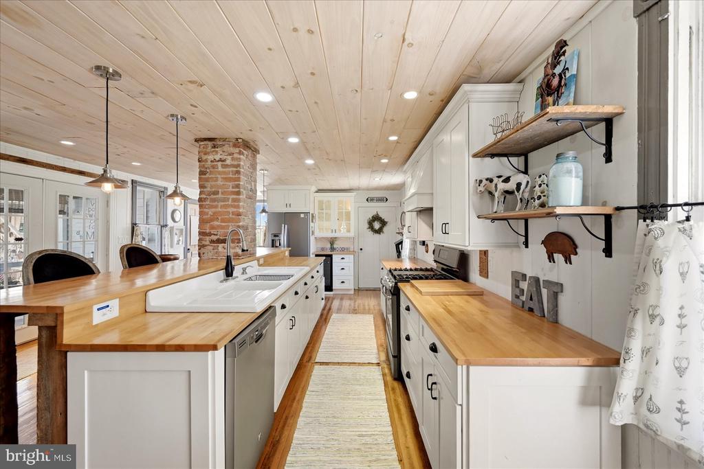 625 RIVERBEND ROAD